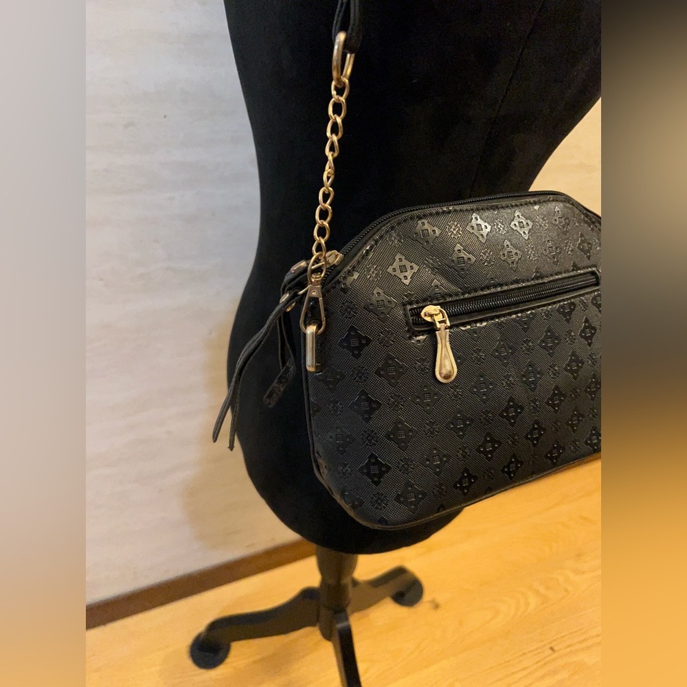 FINON Elegant Black Shoulder Bag with Gold Chain Accent - Picture 6 of 12